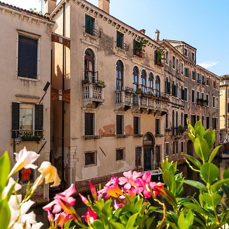 Ln Luxe Apartment Venice Canal View Veneza Exterior foto